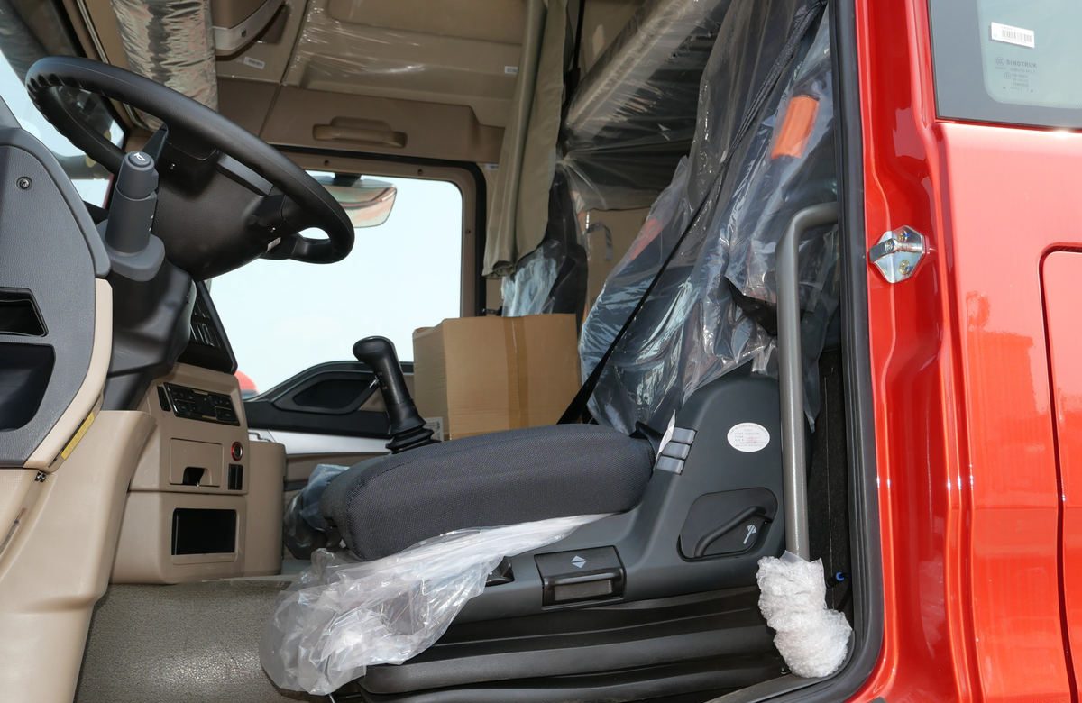 HOWO TX 430HP 6X4 Euro 6 tractor truck for hazardous cargo