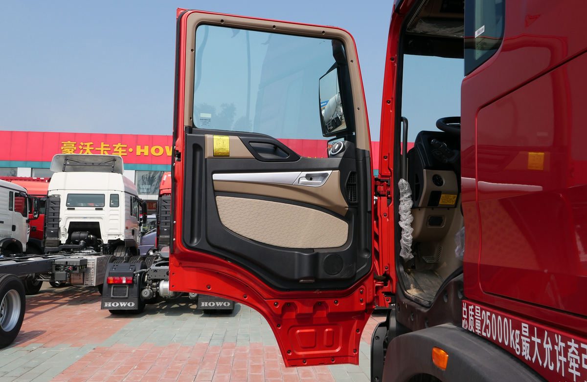 HOWO TX 430HP 6X4 Euro 6 tractor truck for hazardous cargo