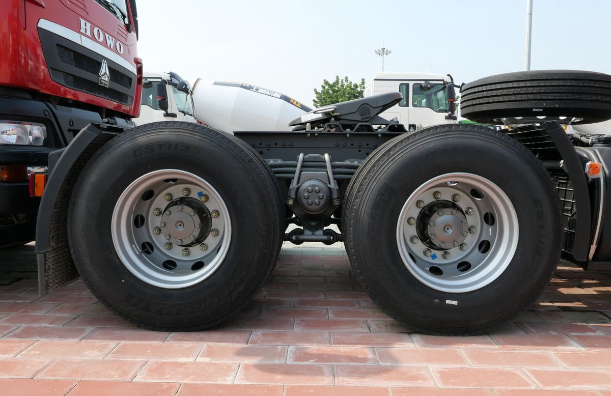 HOWO TX 430HP 6X4 Euro 6 tractor truck for hazardous cargo