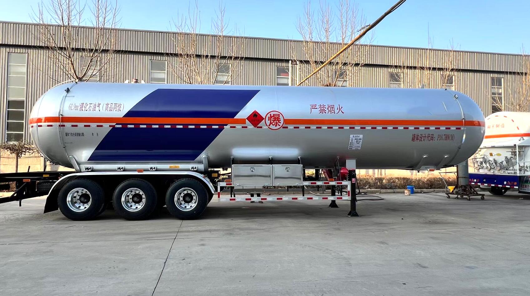 3 axle LPG tanker semi-trailer with carbon steel construction and triple-axle configuration for bulk gas transport.