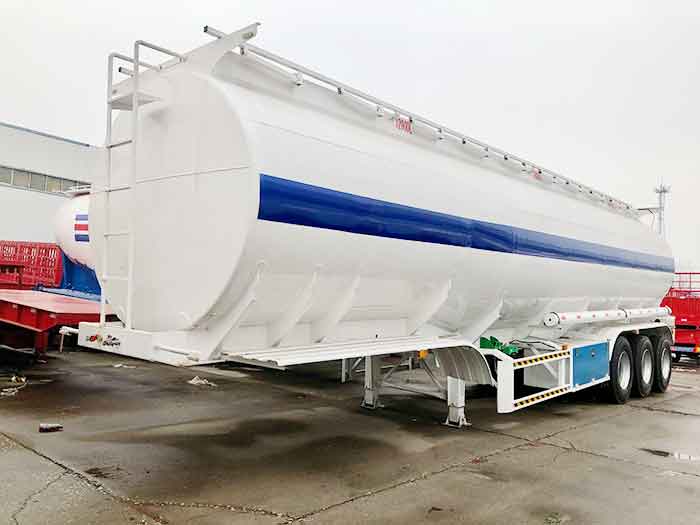 3-axle asphalt tanker trailer with insulated 45,000L tank and thermal heating system for road construction.