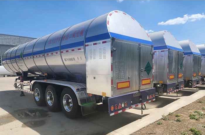 White cryogenic tanker showing vacuum-insulated CO₂ storage unit and triple axles