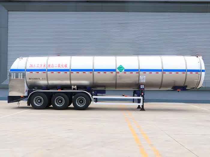White cryogenic tanker showing vacuum-insulated CO₂ storage unit and triple axles