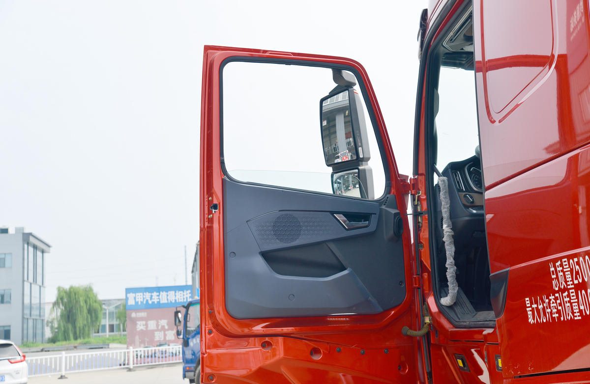 HOWO TH7 540HP 4X2 Tractor Truck with China VI Engine