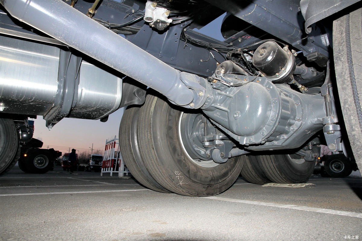 Beiben V3 6X4 420HP diesel tractor truck for long-haul freight transport