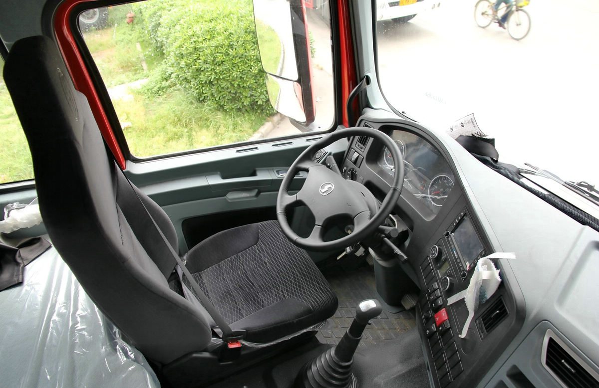 Shacman X3000 6X4 tractor truck SX42564T324 with sleeper cab for heavy-duty transport
