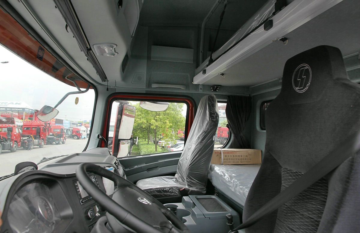 Shacman X3000 6X4 tractor truck SX42564T324 with sleeper cab for heavy-duty transport