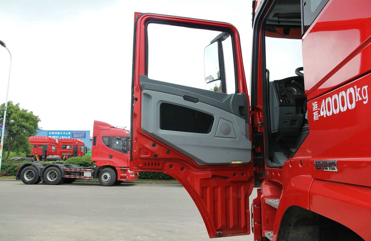 Shacman X3000 6X4 tractor truck SX42564T324 with sleeper cab for heavy-duty transport