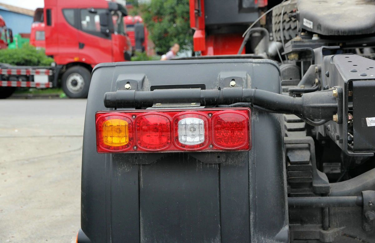 Shacman X3000 6X4 tractor truck SX42564T324 with sleeper cab for heavy-duty transport