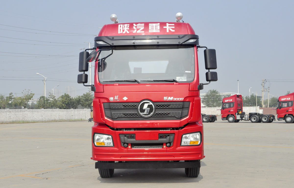 Shacman M3000 6X4 LNG tractor truck SX4258GR384TL with Weichai LNG engine and high-roof sleeper cab, optimized for long-distance coal and bulk transport.