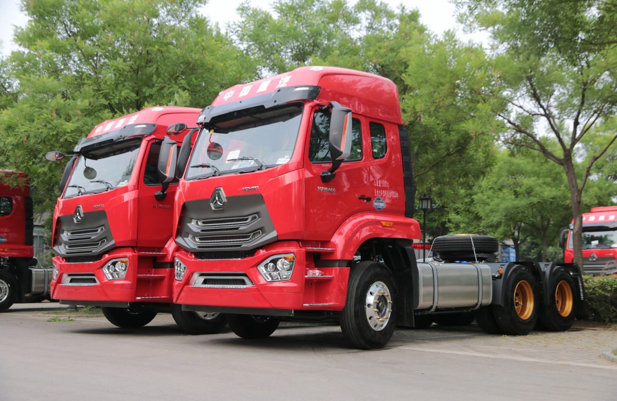 Howo N7W 400HP 6×4 tractor truck for heavy-load coal transport.