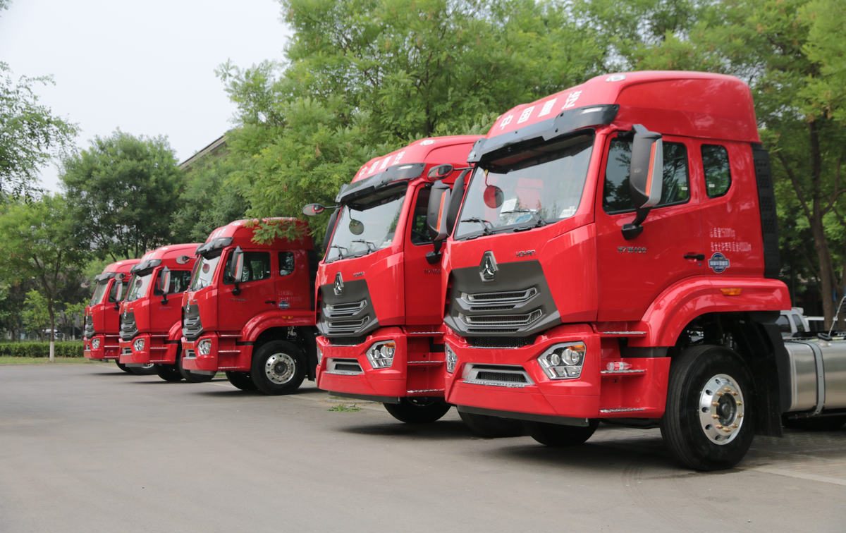 Howo N7W 400HP 6×4 tractor truck for heavy-load coal transport.
