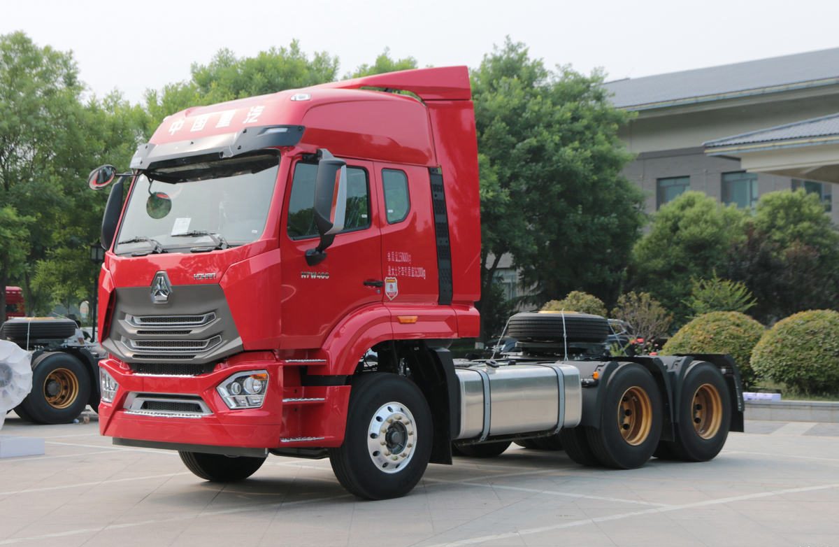 Howo N7W 400HP 6×4 tractor truck for heavy-load coal transport.