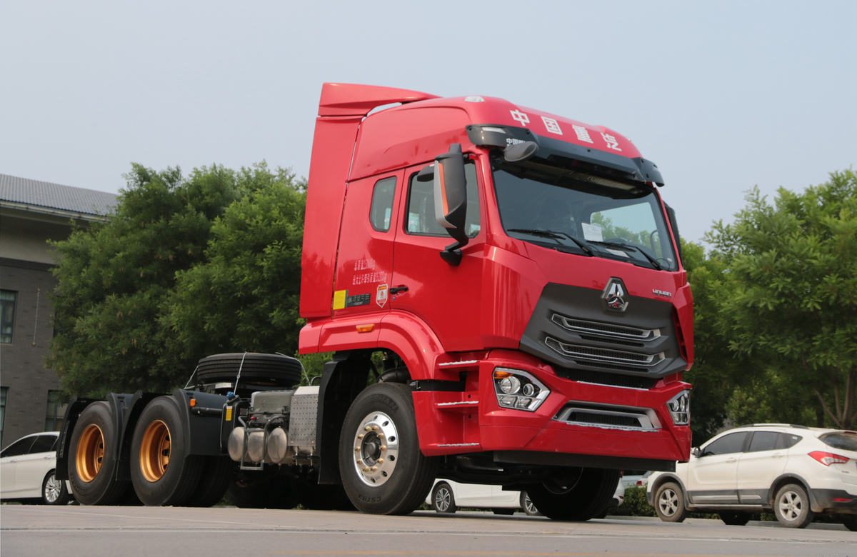 Howo N7W 400HP 6×4 tractor truck for heavy-load coal transport.