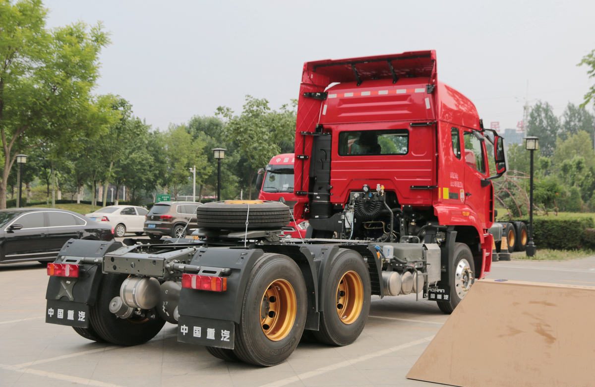 Howo N7W 400HP 6×4 tractor truck for heavy-load coal transport.