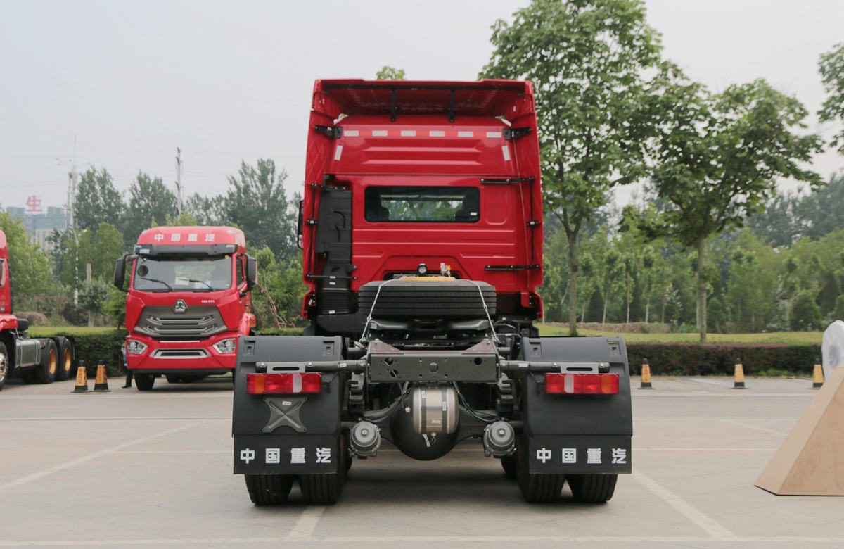 Howo N7W 400HP 6×4 tractor truck for heavy-load coal transport.