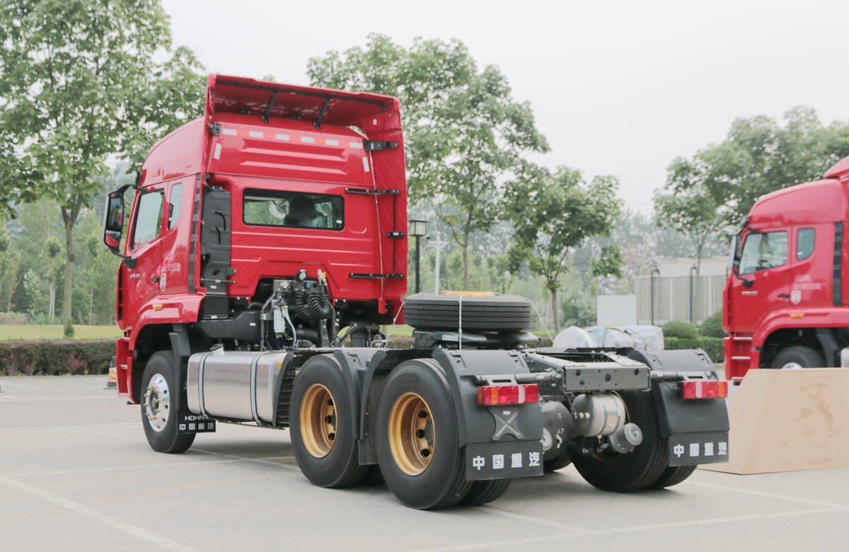 Howo N7W 400HP 6×4 tractor truck for heavy-load coal transport.
