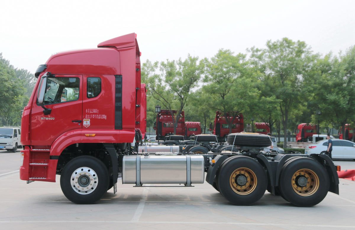 Howo N7W 400HP 6×4 tractor truck for heavy-load coal transport.
