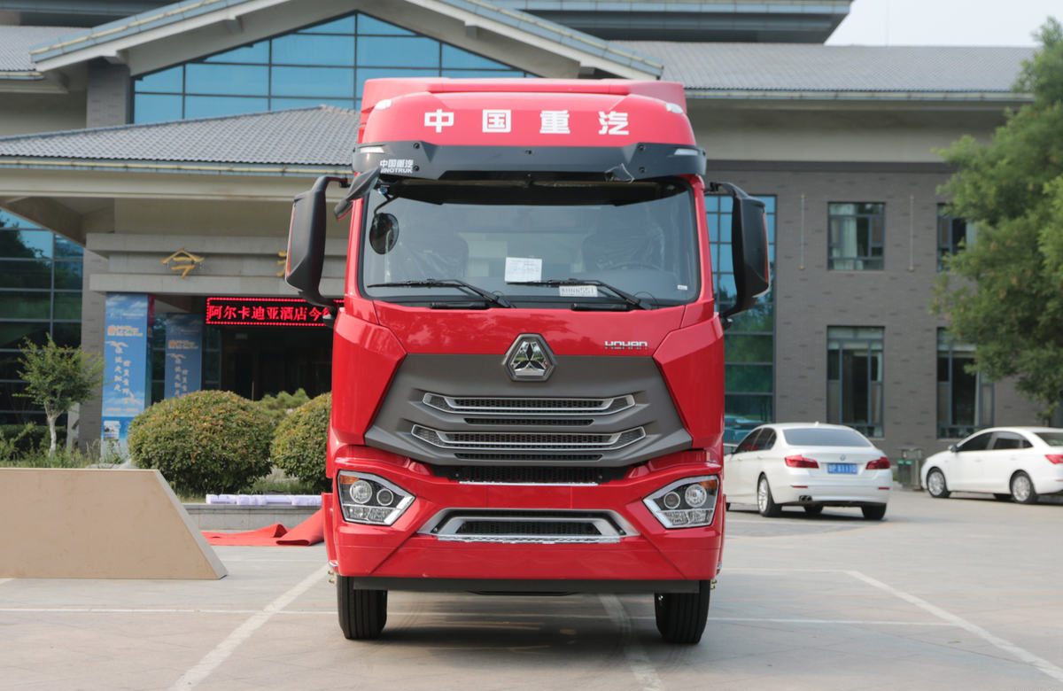 Heavy-duty Howo N7W tractor with 400HP engine and 12-speed transmission for coal transport.