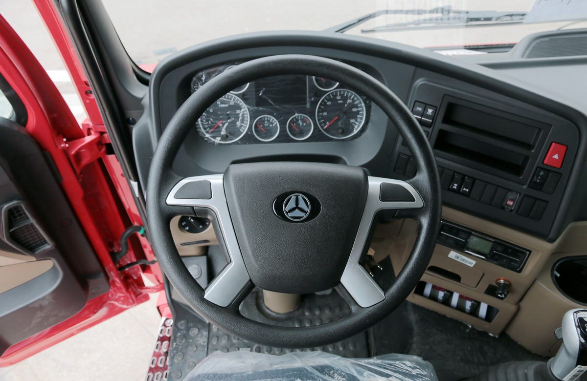 Howo N7W 400HP 6×4 tractor truck for heavy-load coal transport