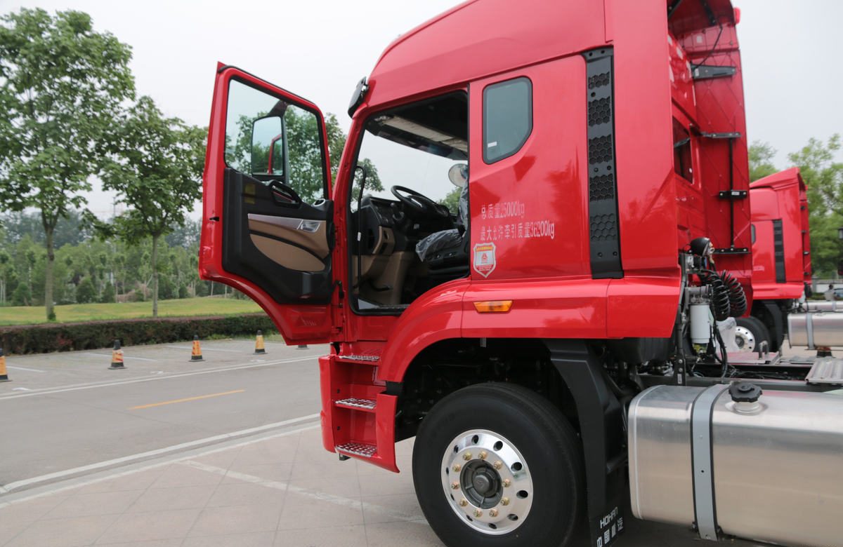 Howo N7W 400HP 6×4 tractor truck for heavy-load coal transport