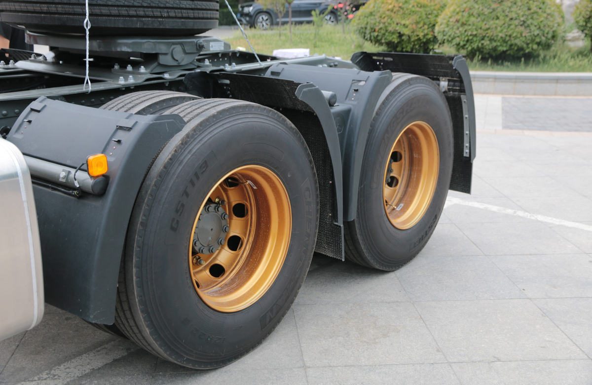 Howo N7W 400HP 6×4 tractor truck for heavy-load coal transport