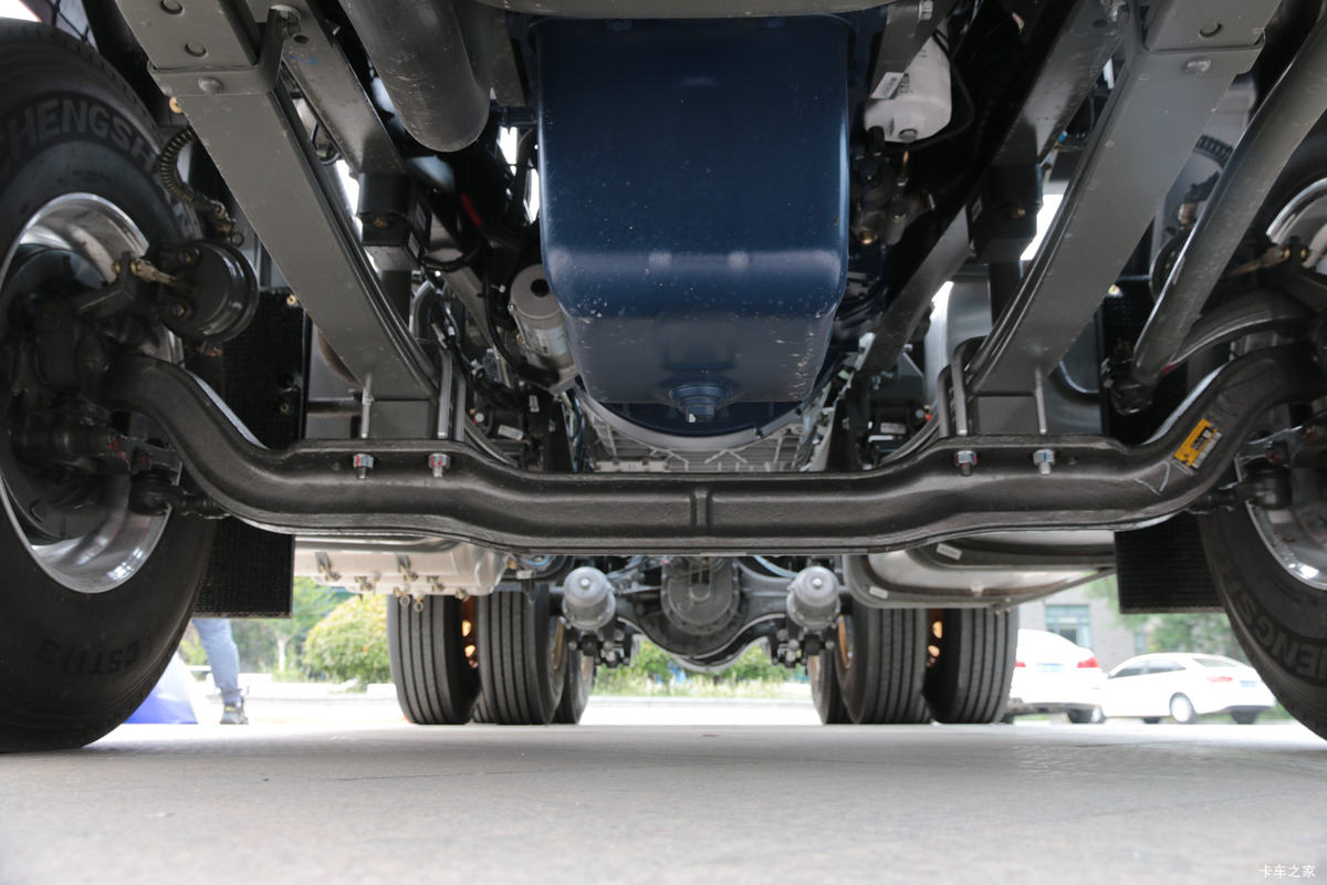 Howo N7W 400HP 6×4 tractor truck for heavy-load coal transport.