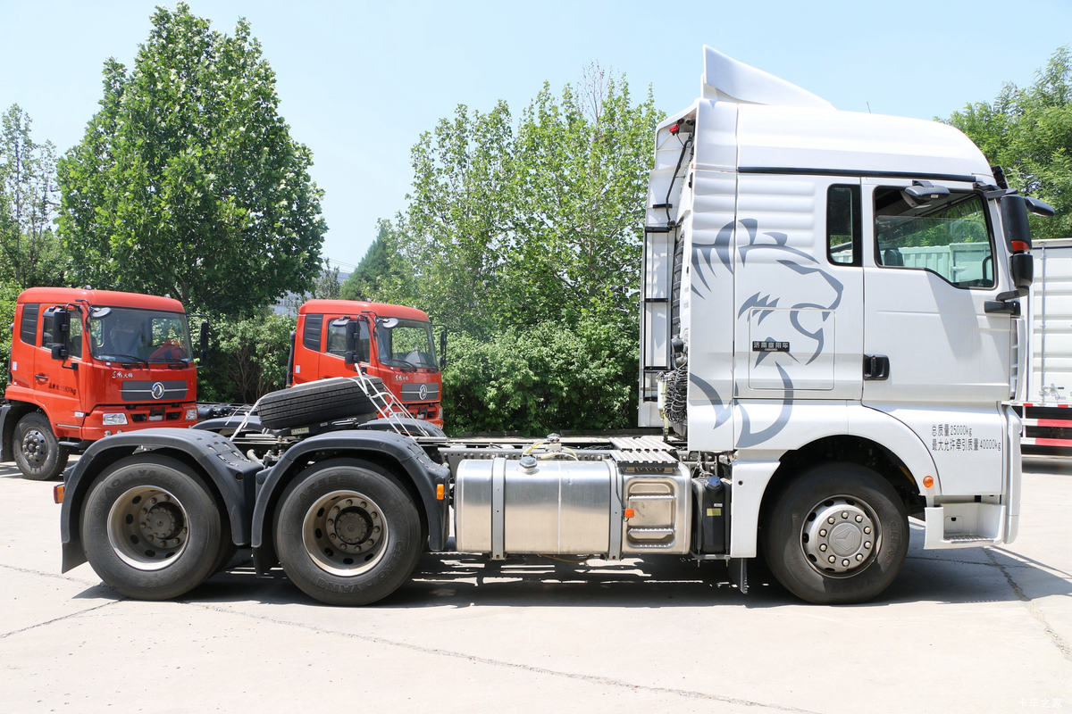 Blue SINOTRUK 6×4 tractor truck showing high-roof cab and MCY13Q rear axle