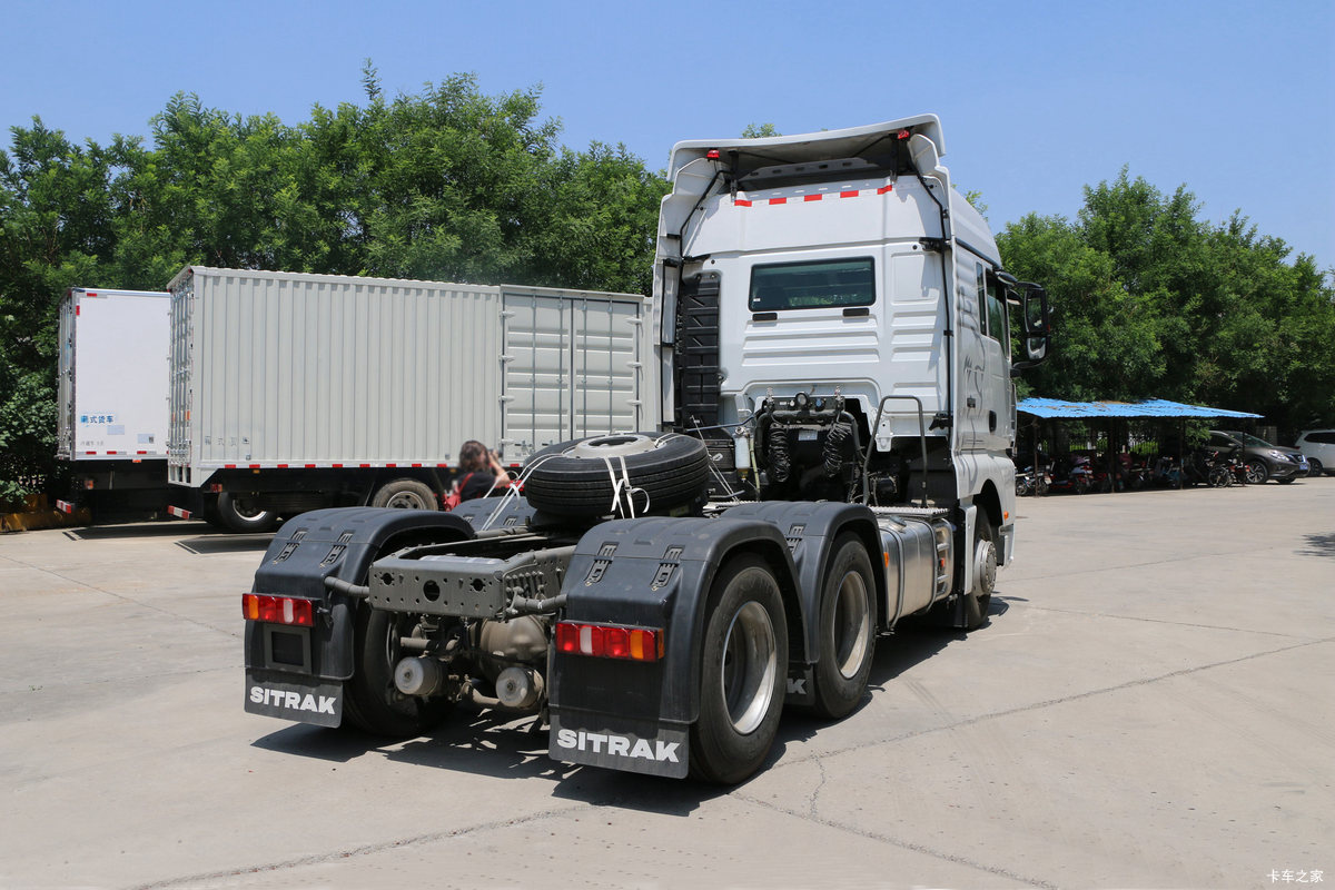 Blue SINOTRUK 6×4 tractor truck showing high-roof cab and MCY13Q rear axle