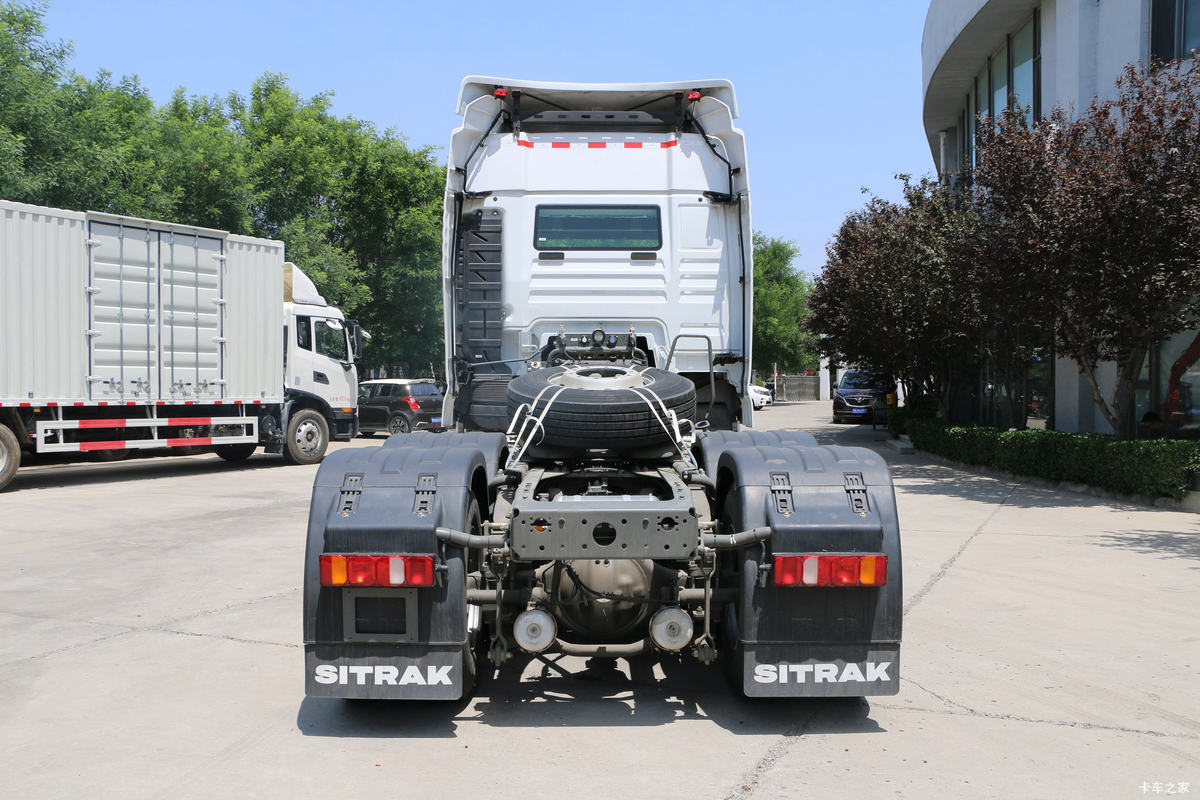 Blue SINOTRUK 6×4 tractor truck showing high-roof cab and MCY13Q rear axle