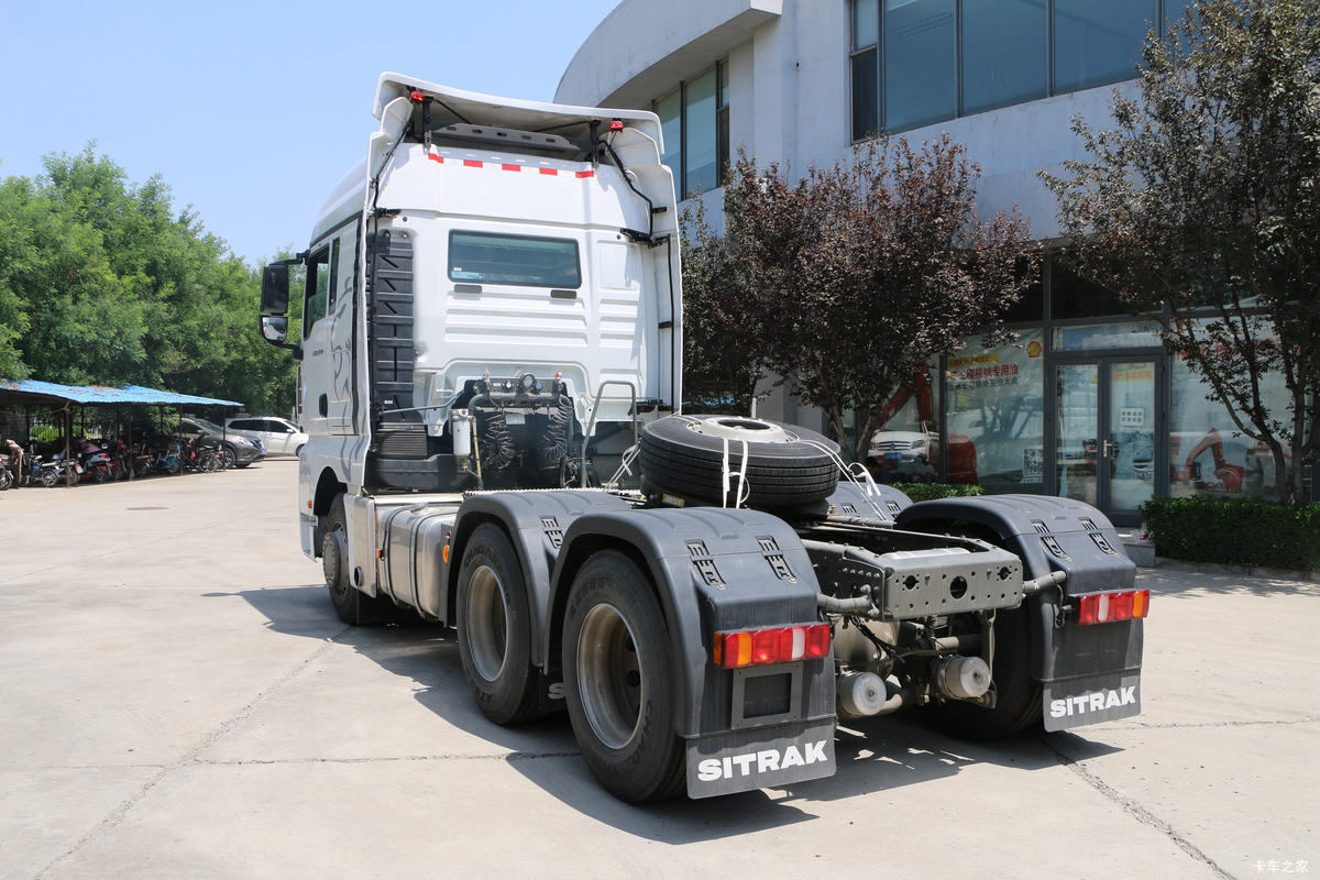 Blue SINOTRUK 6×4 tractor truck showing high-roof cab and MCY13Q rear axle