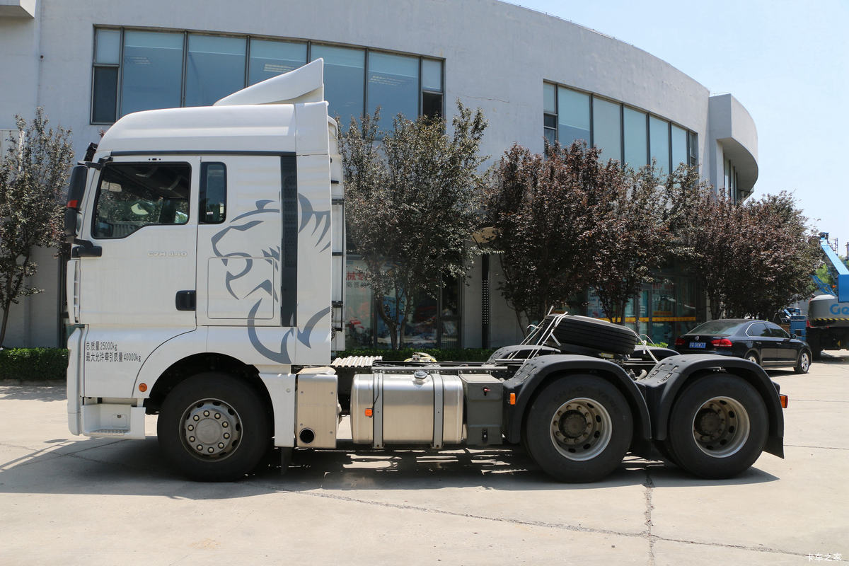 Blue SINOTRUK 6×4 tractor truck showing high-roof cab and MCY13Q rear axle