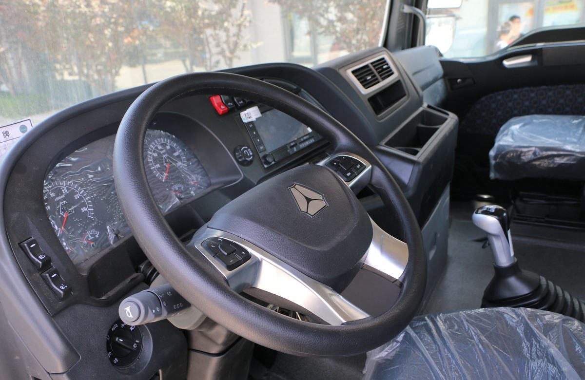 Blue SINOTRUK 6×4 tractor truck showing high-roof cab and MCY13Q rear axle