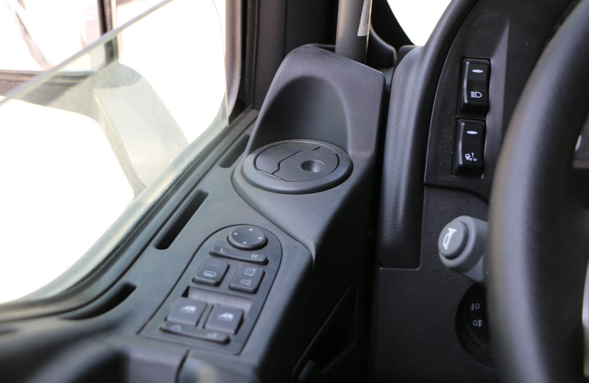 Blue SINOTRUK 6×4 tractor truck showing high-roof cab and MCY13Q rear axle