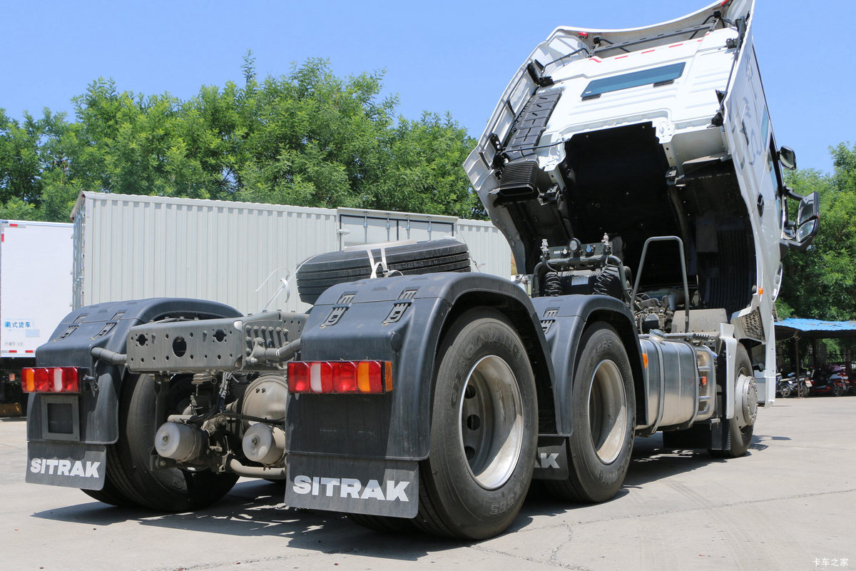 Blue SINOTRUK 6×4 tractor truck showing high-roof cab and MCY13Q rear axle