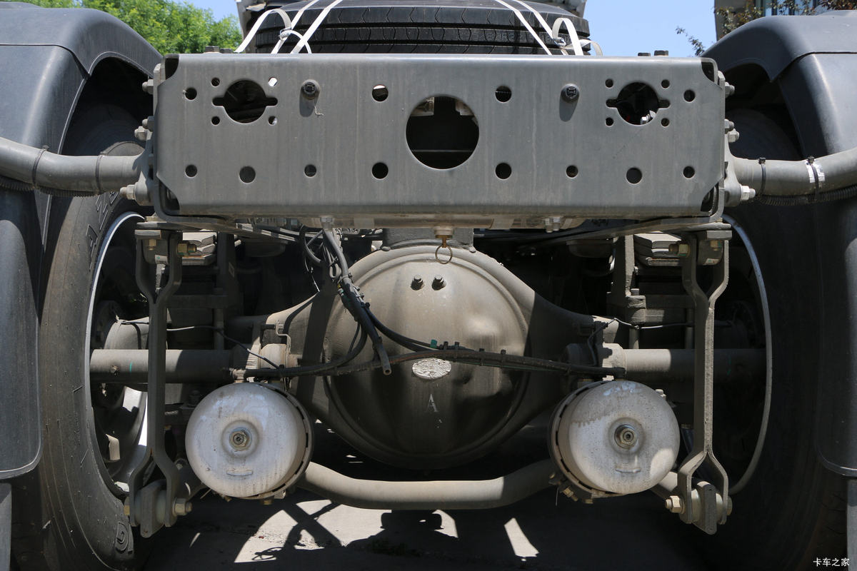 Blue SINOTRUK 6×4 tractor truck showing high-roof cab and MCY13Q rear axle