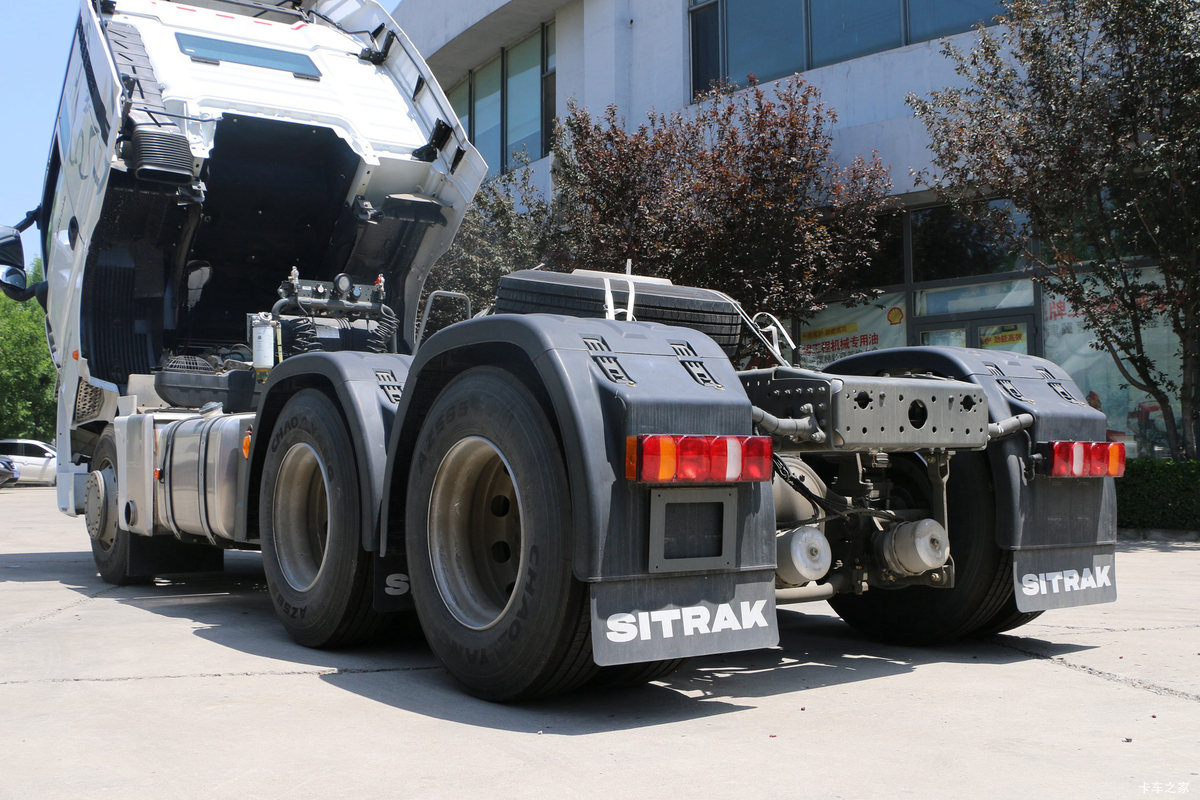 Blue SINOTRUK 6×4 tractor truck showing high-roof cab and MCY13Q rear axle