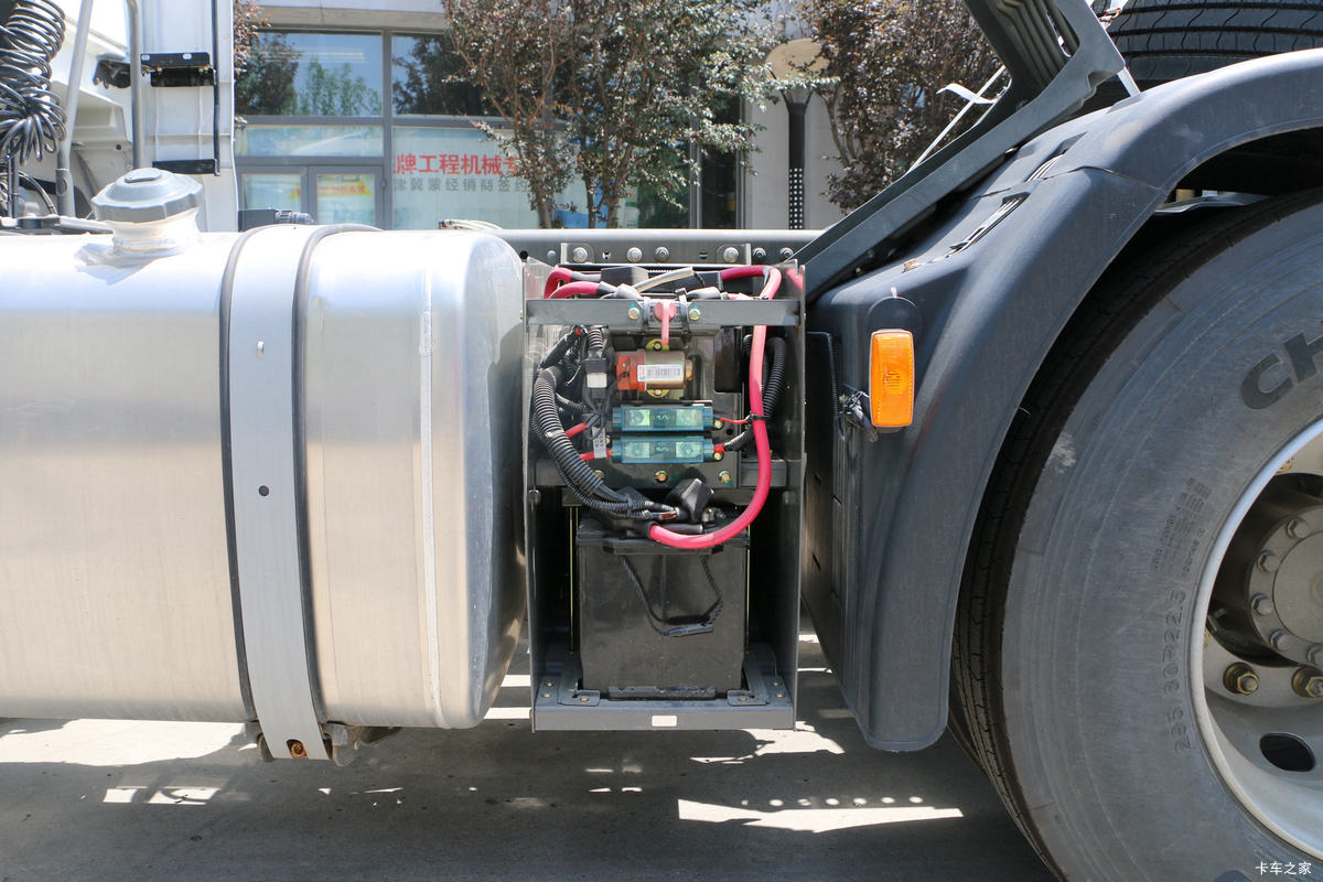 Blue SINOTRUK 6×4 tractor truck showing high-roof cab and MCY13Q rear axle