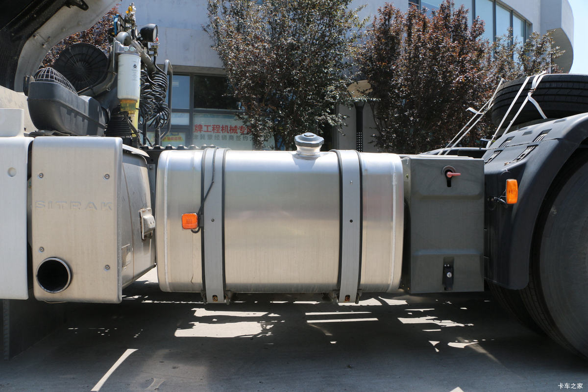 Blue SINOTRUK 6×4 tractor truck showing high-roof cab and MCY13Q rear axle