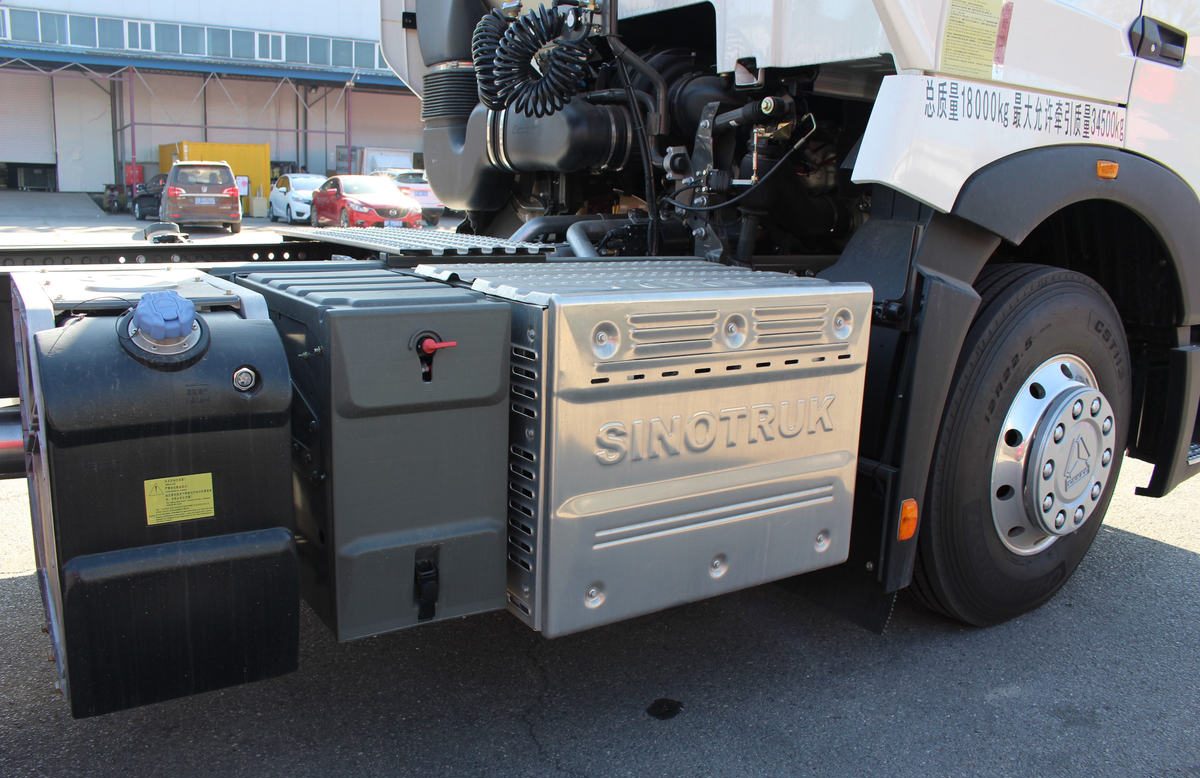 HOWO T7H 4X2 tractor truck with 500HP MC13 engine and hydraulic retarder