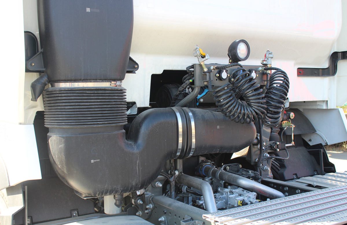 HOWO T7H 4X2 tractor truck with 500HP MC13 engine and hydraulic retarder
