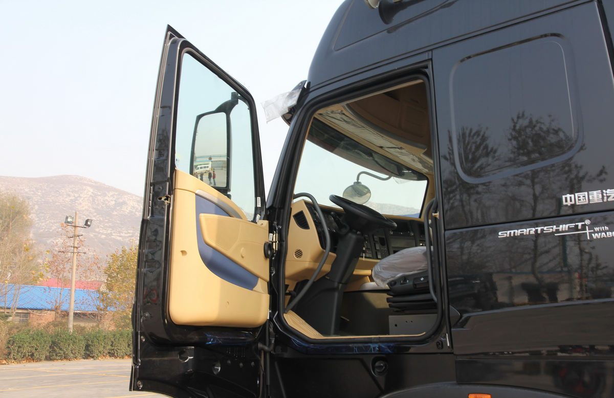 HOWO A7 420HP 6X4 Tractor Truck Front Side View with High-Roof Sleeper Cabin