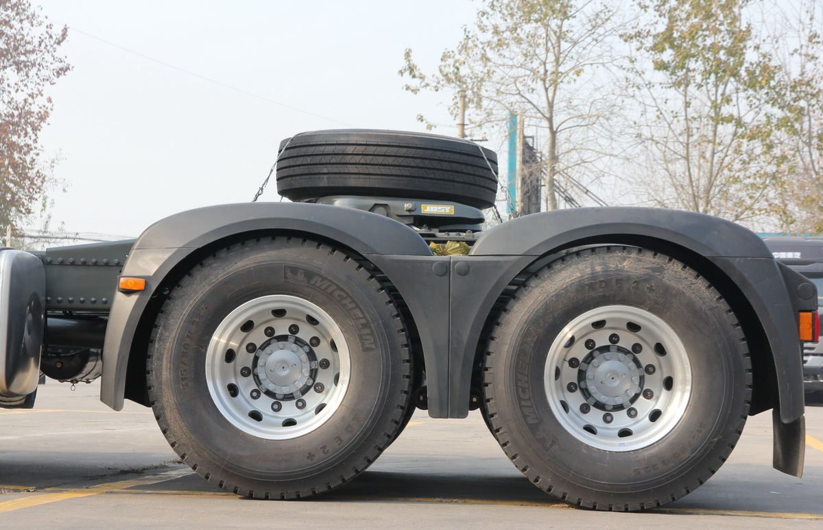 HOWO A7 420HP 6X4 Tractor Truck Front Side View with High-Roof Sleeper Cabin