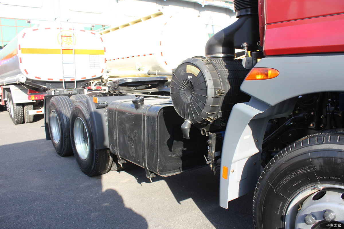 Foton VT9 380HP 6X4 heavy-duty tractor truck