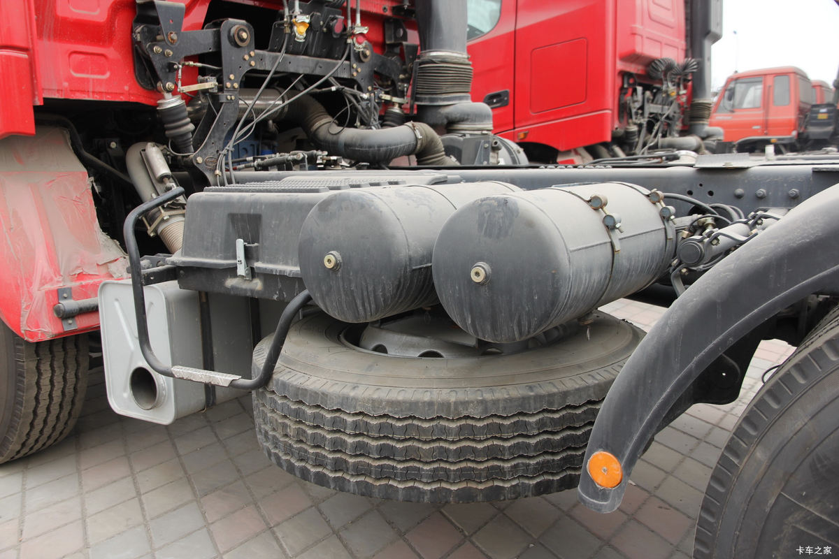 Beiben V3 380HP 6X4 tractor truck ND42503B32J7
