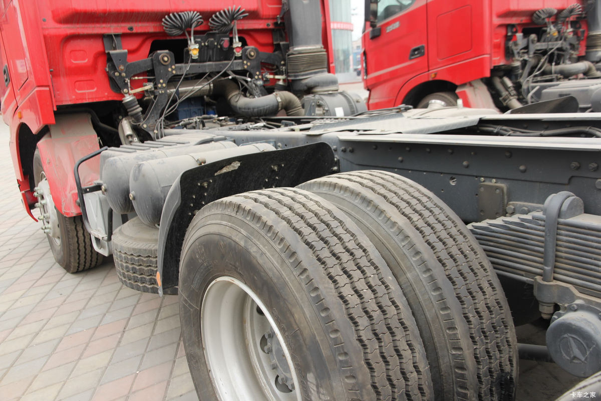 Beiben V3 380HP 6X4 tractor truck ND42503B32J7