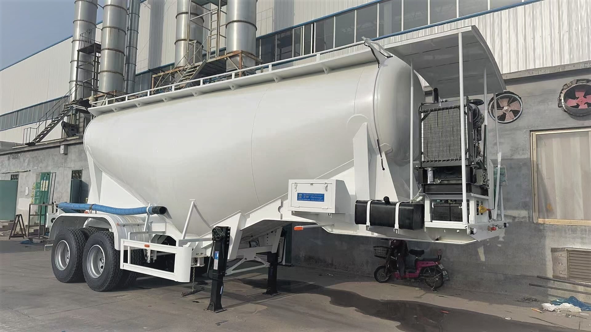 Heavy-duty 2-axle cement powder trailer with 24m³ V-shaped tank and Q345B steel chassis