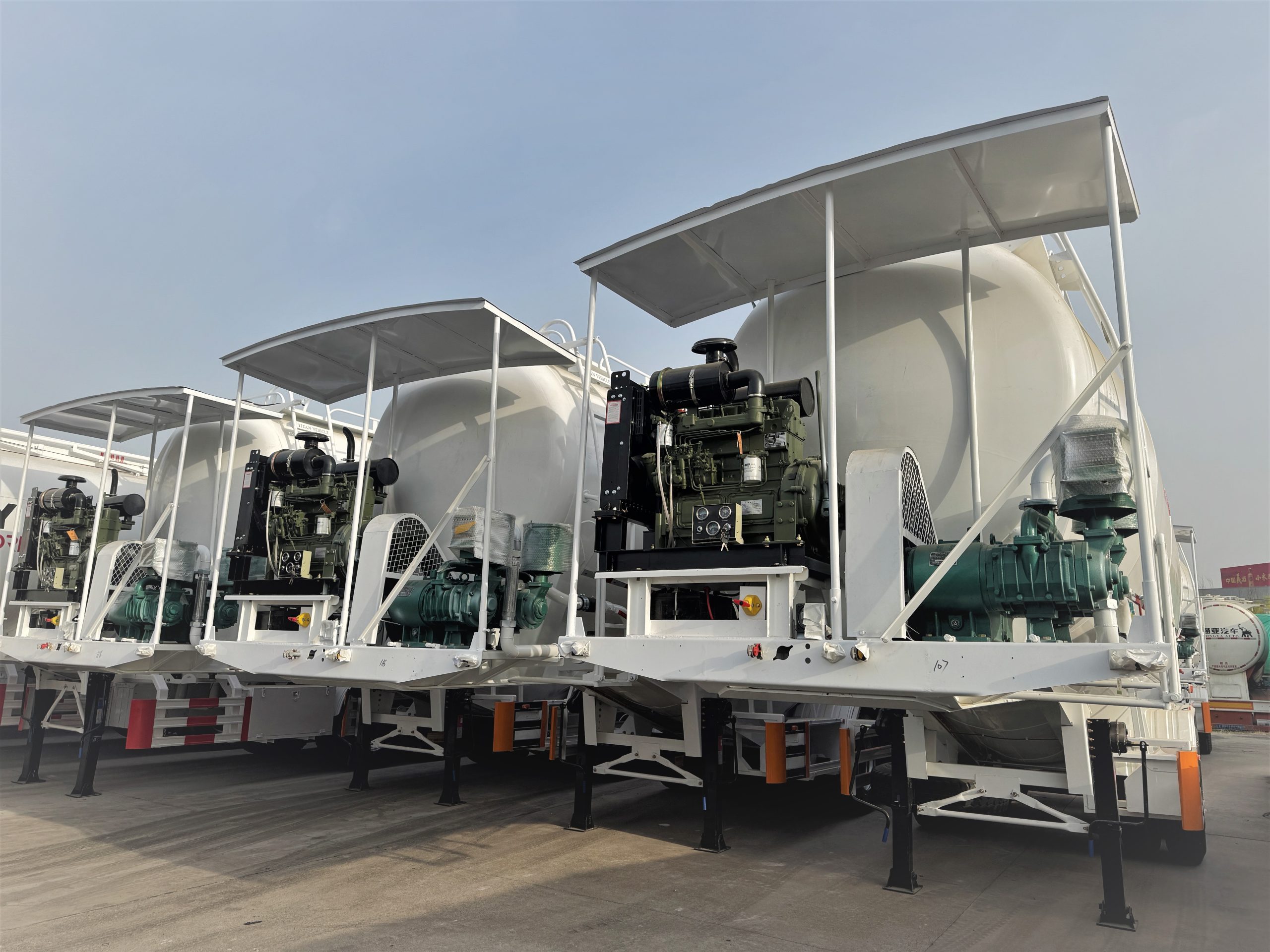 Heavy-duty 2-axle cement powder trailer with 24m³ V-shaped tank and Q345B steel chassis