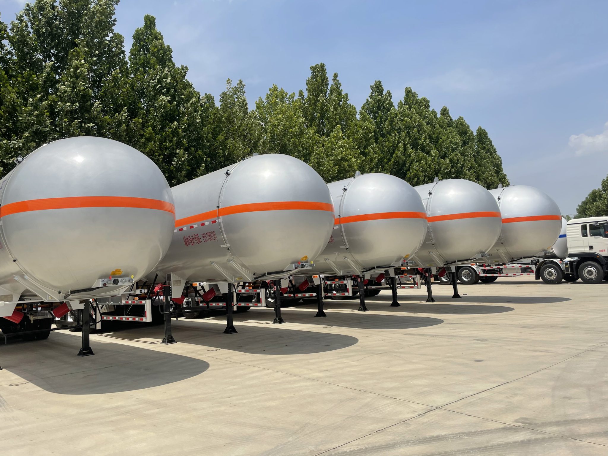 3 axle LPG tanker semi-trailer with carbon steel construction and triple-axle configuration for bulk gas transport.