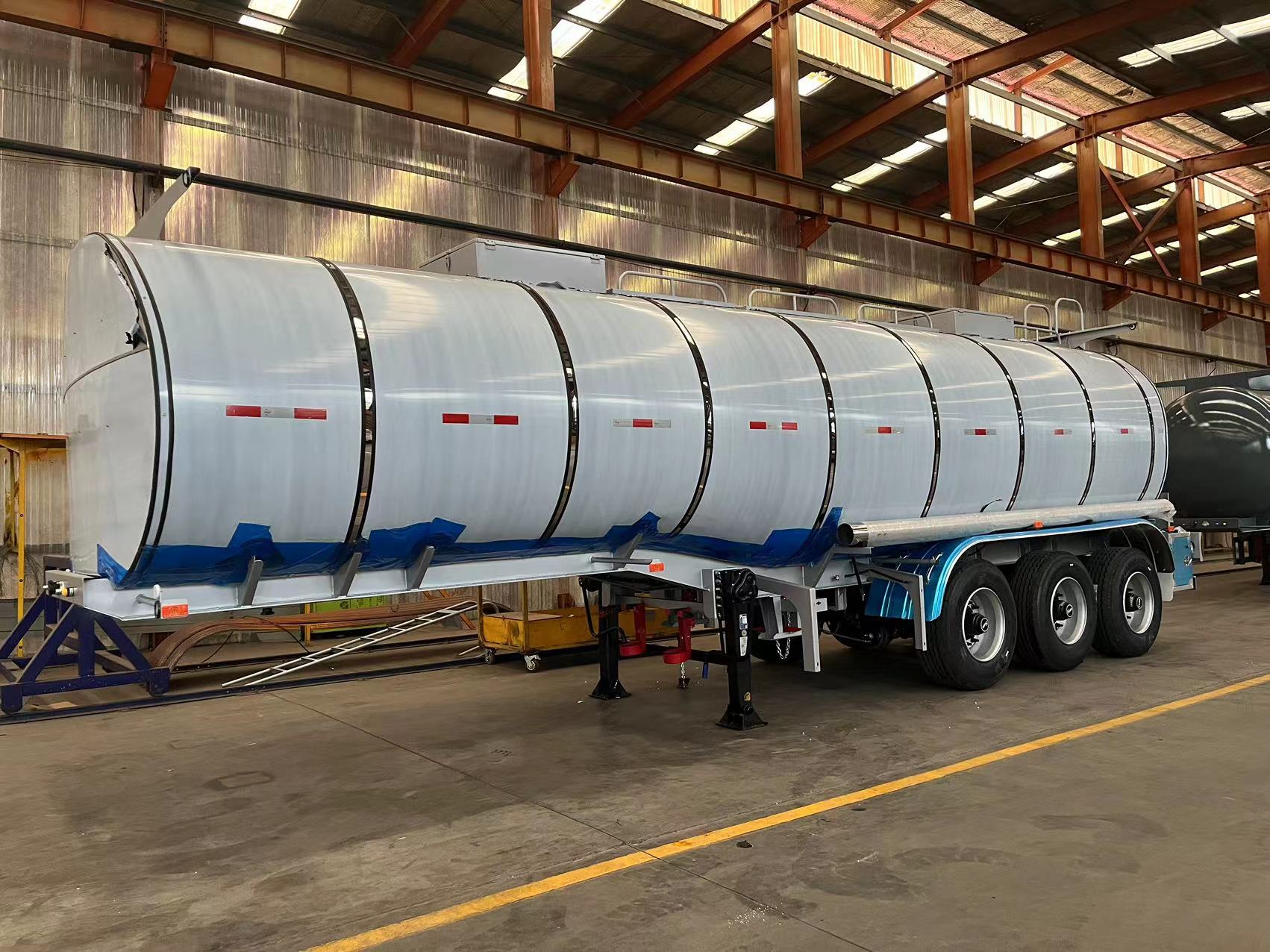 3 axle stainless steel tanker semi trailer for diesel, edible oil, and chemical transportation